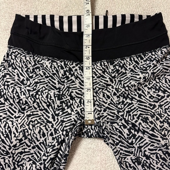 Lululemon Run: Inspire Crop II Leggings Animal Black White - Picture 10 of 14